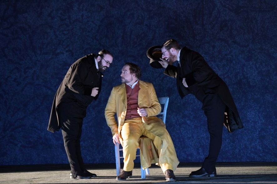 Oper Frankfurt / Werther - v.l.n.r. Peter Marsh (Schmidt), Attilio Glaser (Werther) und Barnaby Rea (Johann) © Barbara Aumüller