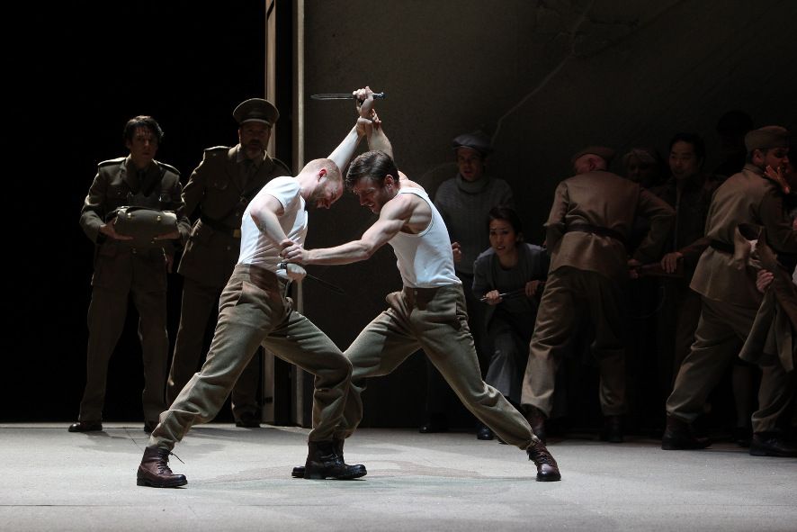 Theater Osnabrück / Antigona - hier Tödlicher Kampf um die Krone. Kenneth Gérard, Kevin Ruijters (vorn) © Jörg Landsberg