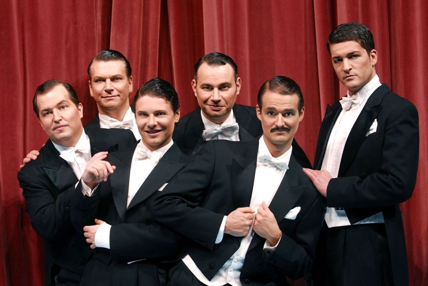 Theater Rudolstadt / Comedian Harmonist - Andreas Kindschuh (Roman Cycowski), André Riemer (Erich Collin), Tom Bitterlich (Erwin Bootz), Markus Seidensticker (Harry Frommermann), Tobias Hunger (Ari Leschnikoff), Martin Gäbler (Robert Biberti) © Dieter Wuschanski