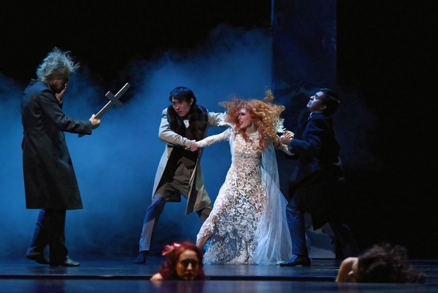 Theater und Philharmonie Thüringen / Dracula Ballett von Silvana Schröder - Anastasiya Kuzina (Lucy Westenra) Hudson Oliveira (Jonathan Harker) rechts Yi Han (Dr. Seward) Vitalij Petrov (Prof. van Helsing) ganz links © Theater und Philharmonie Thüringen 