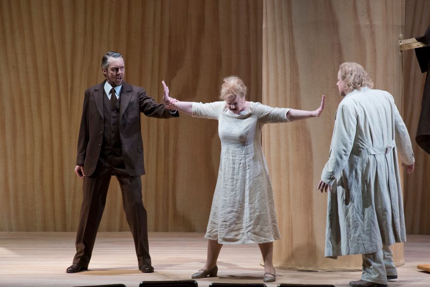 Semperoper Dresden / Rheingold hier Georg Zeppenfeld als Hunding, Petra Lang als Sieglinde, Christopher Ventris als Siegmund © Frank Hoehler