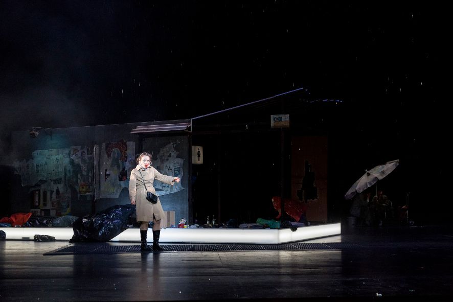 Theater Freiburg / Katja Kabanowa - hier Anna-Maria Kalesidis als Katja, dem Wetter hilflos ausgeliefert © Rainer Muranyi