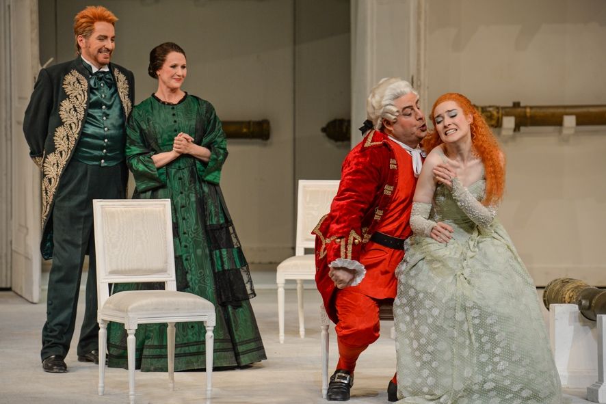 Nationaltheater Mannheim / Der Rosenkavalier - hier vl Thomas Berau, Estelle Kruger, Patrick Zielke als Baron Ochs auf Lerchenau und Nikola Hillebrand als Sophie © Hans Jörg Michel