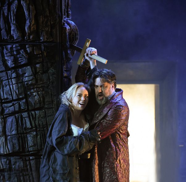 Deutsche Oper am Rhein / Die Walküre - hier Elisabet Strid als Sieglinde, Corby Welch als Siegmund © Hans Joerg Michel - www.foto-drama.de