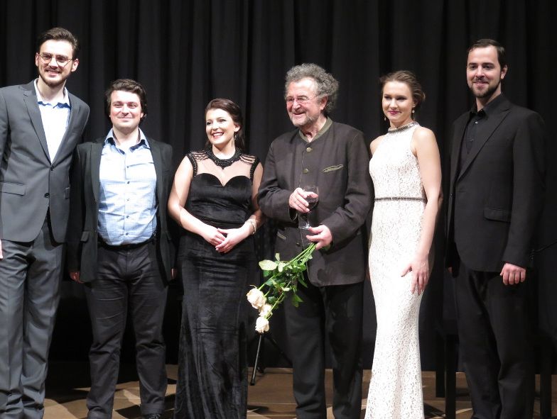 Deutsche Oper am Rhein / Meisterklasse - hier Franz Grundheber mit Blumenstrauss © Susanne Resperger