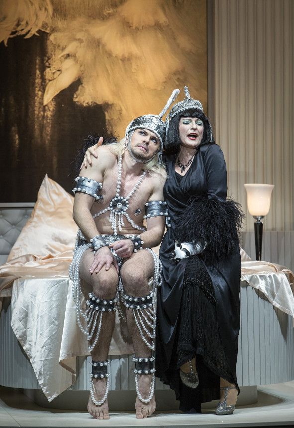 Komische Oper Berlin / Die Perlen der Cleopatra - hier Dominik Köninger als Silvius, ein römischer Offizier und Dagmar Manzel als Cleopatra © Iko Freese drama-berlin.de