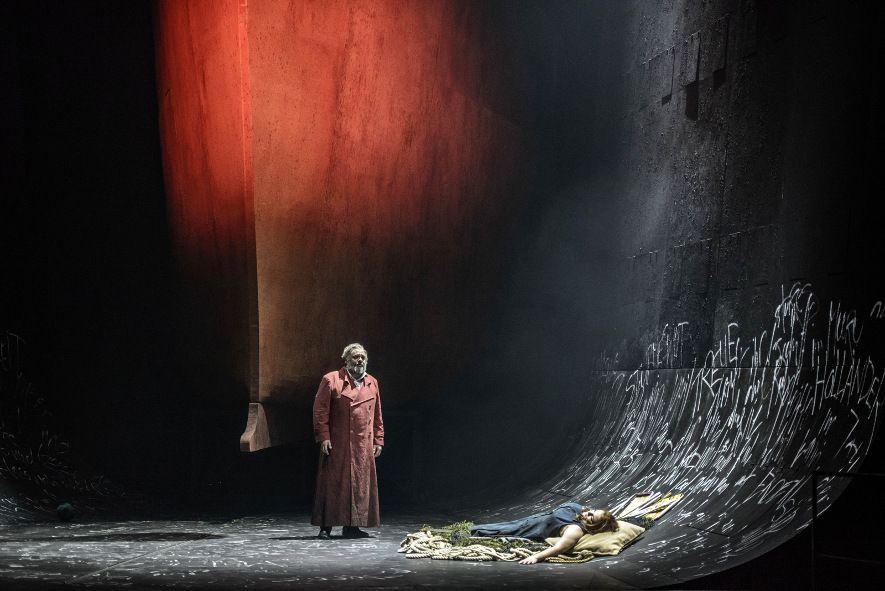 Theater Erfurt / Der fliegende Holländer - hier Todd Thomas als Holländer, Kelly God als Senta @ Lutz Edelhof