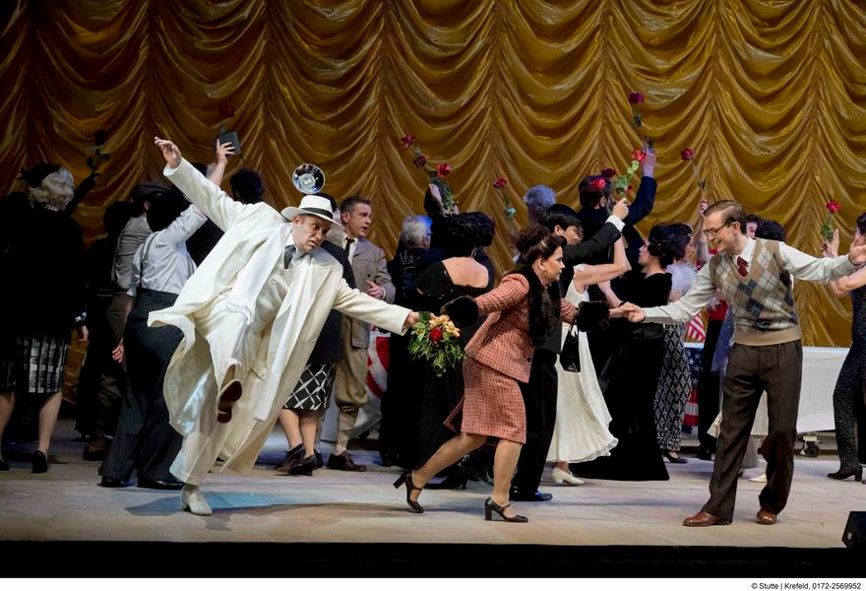 Theater Krefeld / Otello daqrf nicht platzen - hier Tito Merelli, Maria Merelli seine Gattin und Max Garber, der Assistent © Matthias Stutte