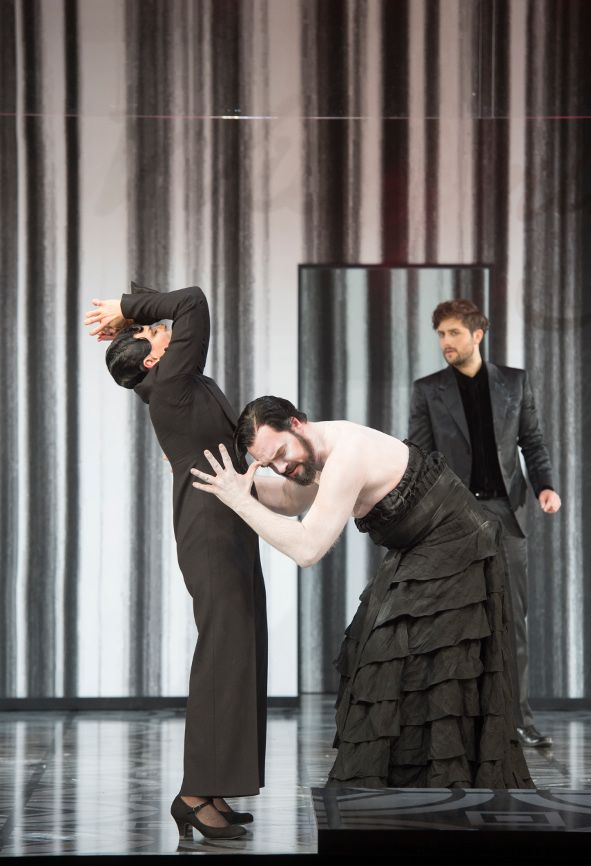 Staatsoper Unter den Linden / Salome - hier Ausrine Stundyte als Salome, Thomas J. Mayer als Joachanaan, Christian Natter als Oscar Wilde © Monika Rittershaus