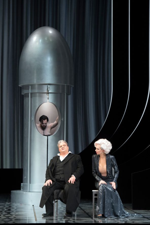 Staatsoper Unter den Linden / Salome - hier Thomas J. Mayer als Jochanaan, Gerhard Siegel als Herodes, Marina Prudenskaya als Herodias © Monika Rittershaus