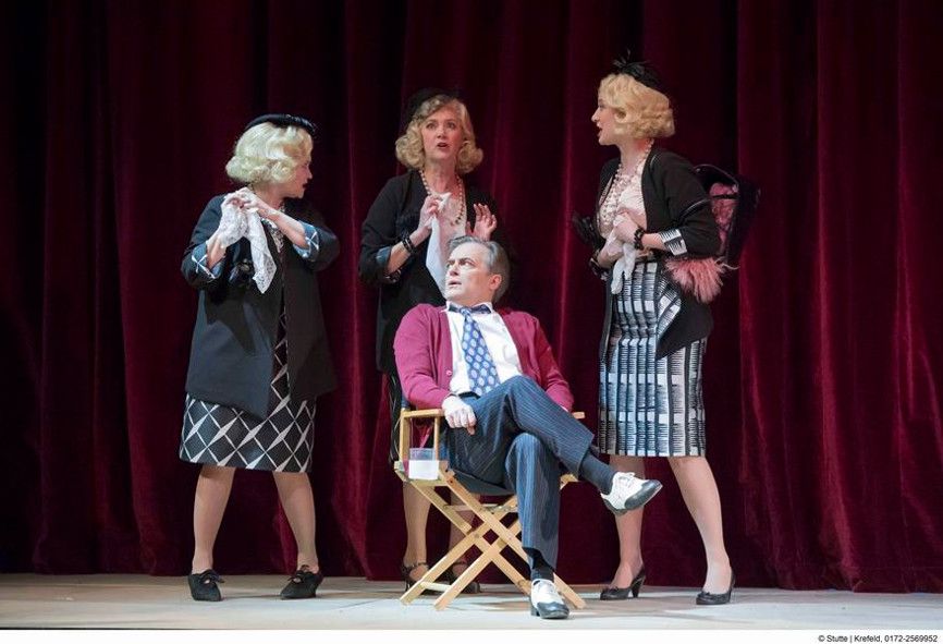 Theater Krefeld / Otello darf nicht platzen - hier Operndirector Saunders und seine drei ex-Frauen: Erste Anna, Zweite Anna und Dritte Anna © Matthias Stutte