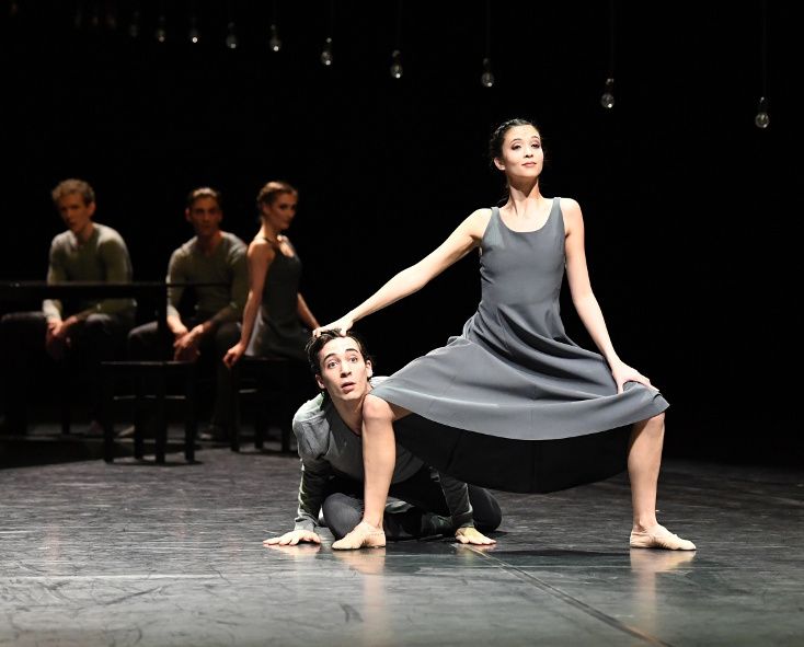 Stuttgarter Ballett / Die fantanstischen Fünf - hier Under the Surface mit Fernanda Lopez De Souza Lopes, Alessandro Giaquinto, Ensemble © Stuttgarter Ballett