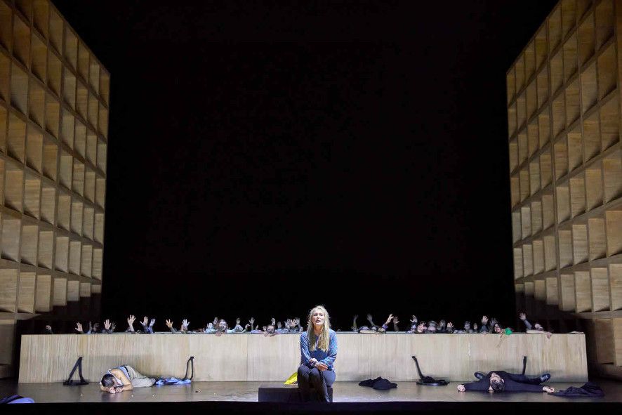 Hamburger Staatsoper / Messa da Requiem - hier Finale mit Maria Bengtsson, Solisten und Chor der Staatsoper Hamburg © Brinckhoff / Mögenburg