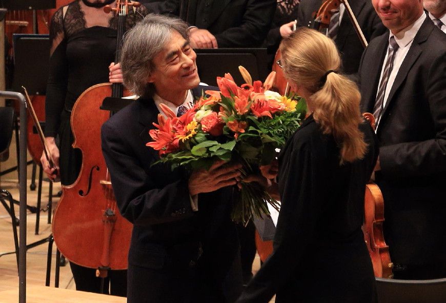 Elbphilharmonie Hamburg / Philharmonisches Staatsorchester Hamburg - Blumen für Kent Nagano © Patrik Klein