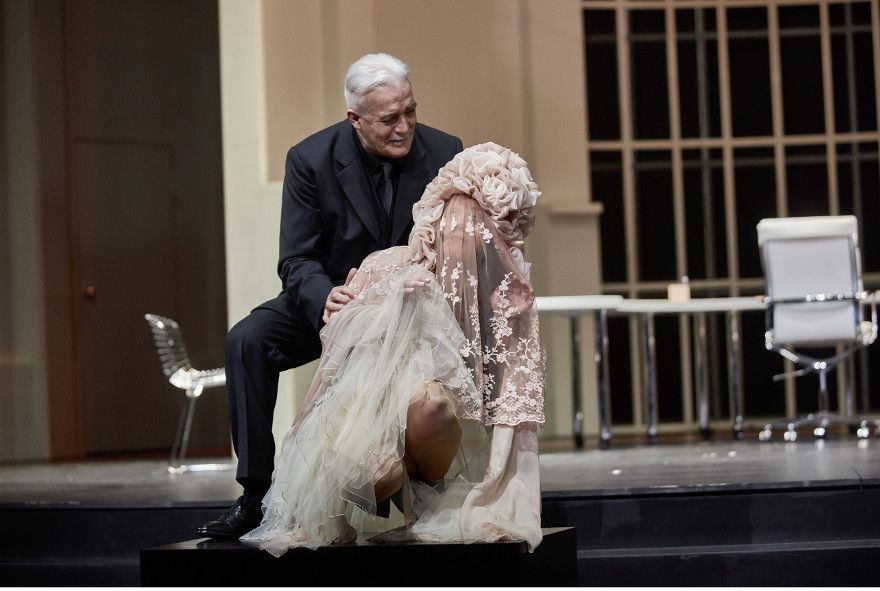 Oper Stuttgart / Don Pasquale  - hier :  Enzo Capuano als Don Pasquale und Ana Durlovski als Norina © Martin Sigmund