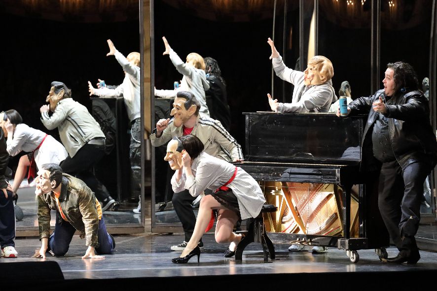 Bayerische Staatsoper München / Ariadne auf Naxos - hier: das Ensemble als Schauspieltruppe © Wilfried Hösl
