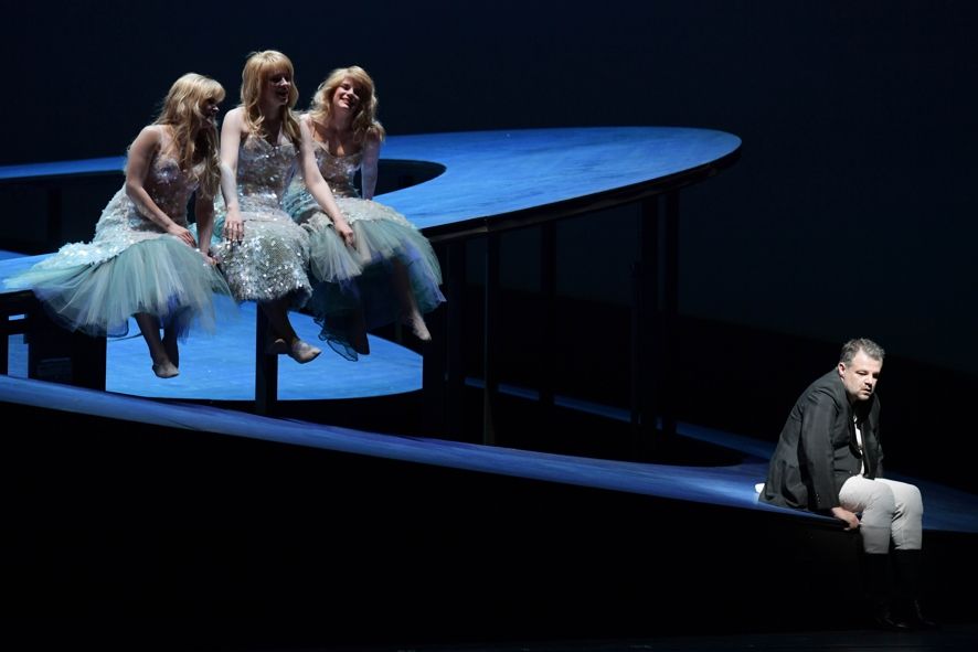 Oper Frankfurt / Das Rheingold - v.l.n.r. Judita Nagyová (Wellgunde), Katharina Magiera (Flosshilde), Elizabeth Reiter (Woglinde) und Jochen Schmeckenbecher (Alberich) © Barbara Aumüller