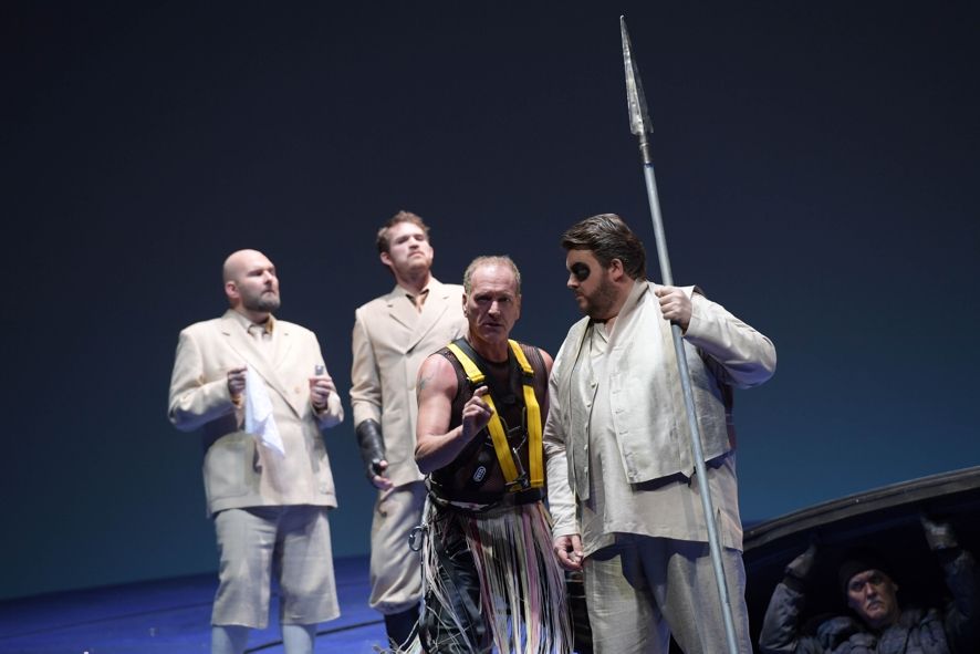 Oper Frankfurt / Das Rheingold - v.l.n.r. AJ Glueckert (Froh), Brandon Cedel (Donner), Kurt Streit (Loge), James Rutherford (Wotan) und Statist der Oper Frankfurt © Barbara Aumüller