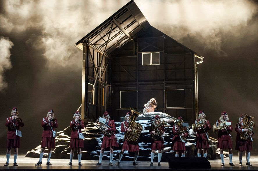 Deutsche Oper Berlin / Lady Macbeth von Mzensk - hier : Ensemble © Marcus Lieberenz