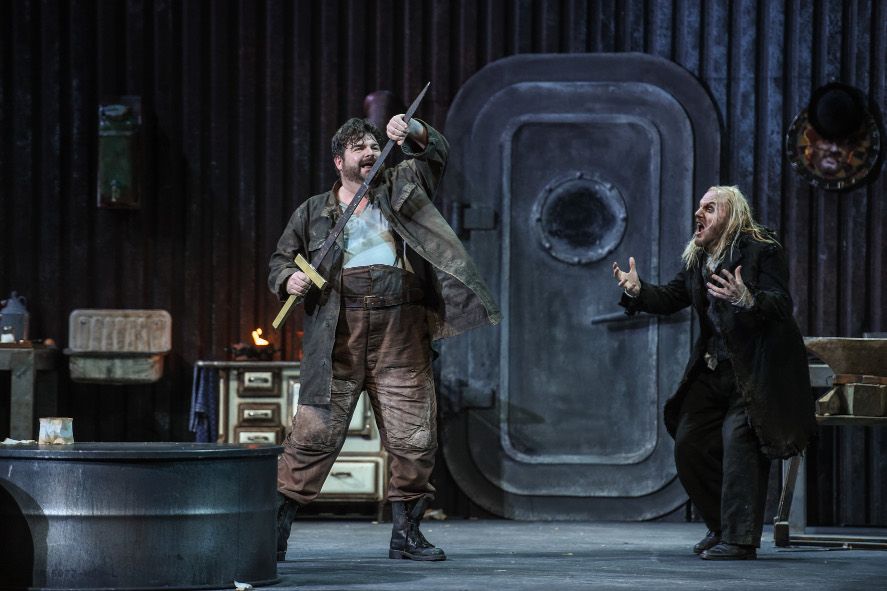 Deutsche Oper am Rhein / Siegfried - hier: Michael Weinius als Siegfried; das Schmieden des Schwerts gelingt; Cornel Frey als Mime jubiliert © Hans Jörg Michel