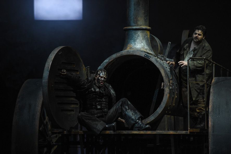 Deutsche Oper am Rhein / Siegfried - hier: Fafner (Torsten Grümbel) - von Siegfried (Michael Weinius) tödlich getrofffen © Hans Jörg Michel