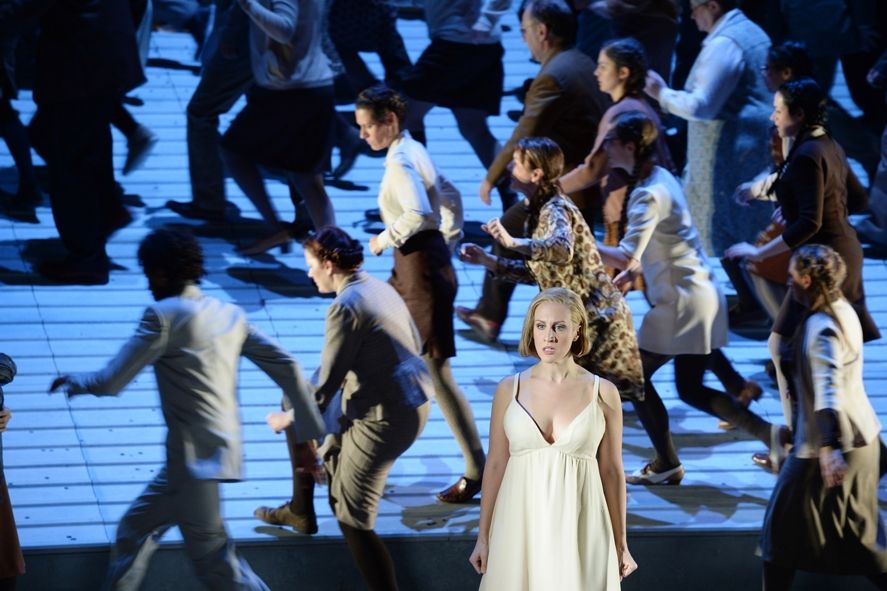 Oper Frankfurt / La sonnambula - Brenda Rae (Amina) und Chor der Oper Frankfurt © Barbara Aumüller