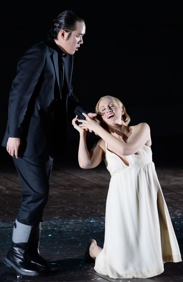 Oper Frankfurt / La sonnambula - Kihwan Sim (Rodolfo) und Brenda Rae (Amina) © Barbara Aumüller