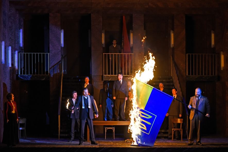 Theater und Philharmonie Thüringen / Masepa - Ulrich Burdack (Kotschubej)mit der Fahne Hans-Georg Priese (Andrej) Anne Schuldt (Ljubow) Herren des Opernchors © Sabina Sabovic