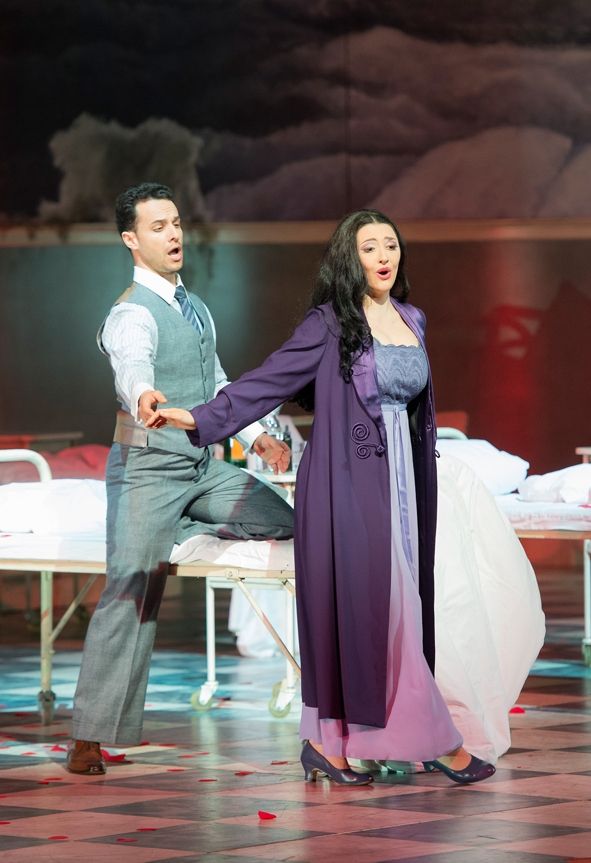 Aalto Theater Essen / La Traviata - Elbenita Kajtazi als Violetta und Carlos Cardoso als Alfredo © Saad Hamza.