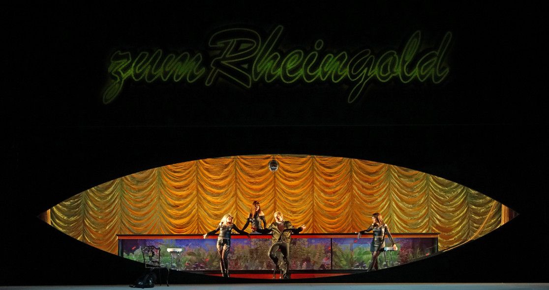 Hessisches Staatstheater Wiesbaden / Götterdämmerung - hier : die drei Rheintöchter und Siegfried  im Lokal ZUM RHEINGOLd © Karl Monika Forster