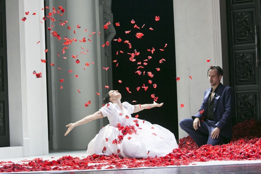 Gärtnerplatztheater / Don Giovanni - Sophie Mitterhuber (Zerlina), Mathias Hausmann (Don Giovanni) © Thomas Dashuber