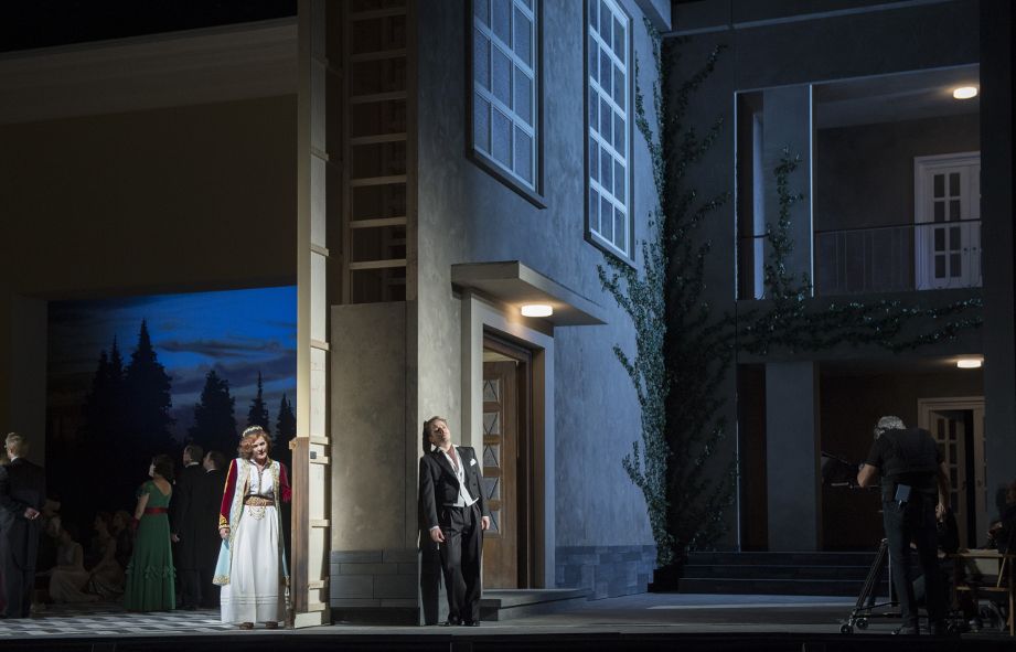 Oper Frankfurt / Die lustige Witwe - hier : Marlis Petersen (Hanna), Iurii Samoilov (Danilo) © Monika Rittershaus