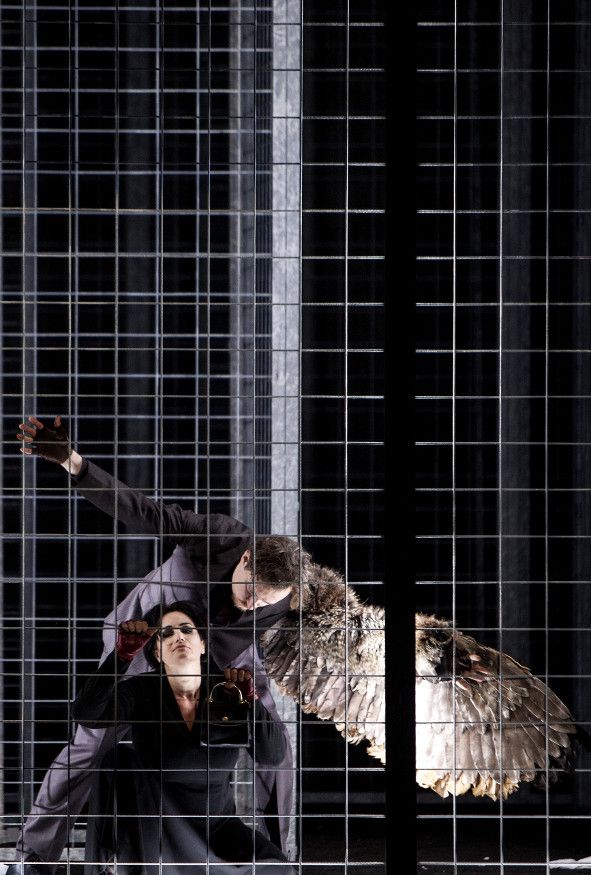Oper Stuttgart / Das Gehege - hier : Angeles Blancas Gulin die Frau und Julian Hubbard © Bernd Uhlig