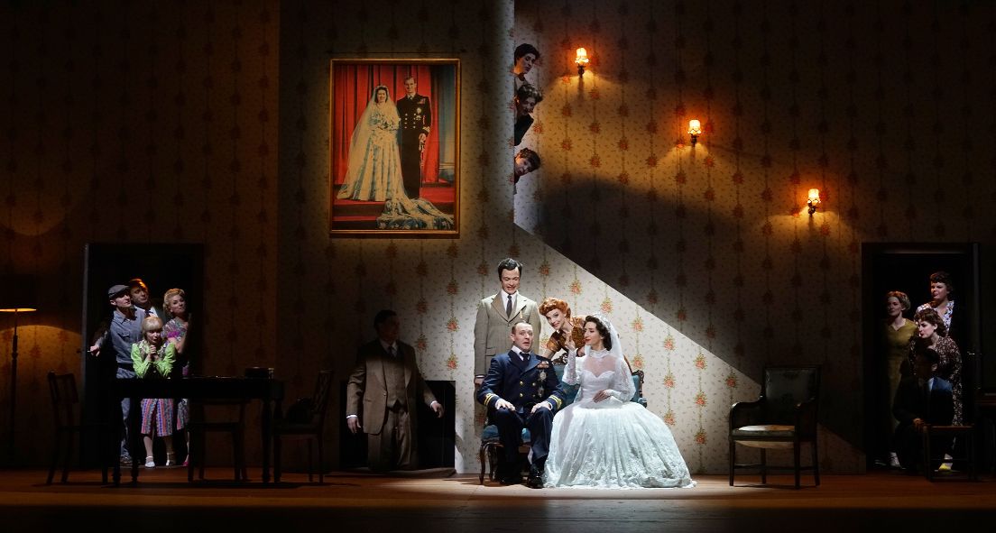 Landestheater Linz / Betty Blue Eyes -hier : Ensemble zur Hochzeit von Prinzessin Elizabeth und Lord Mountbatten © Reinhard Winkler