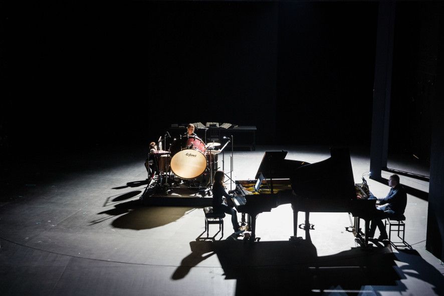 Stadttheater Giessen / mit einem Namen aus einem alten Buch - hier : Lisa Friedrich und MusikerInnen © Rolf K. Wegst