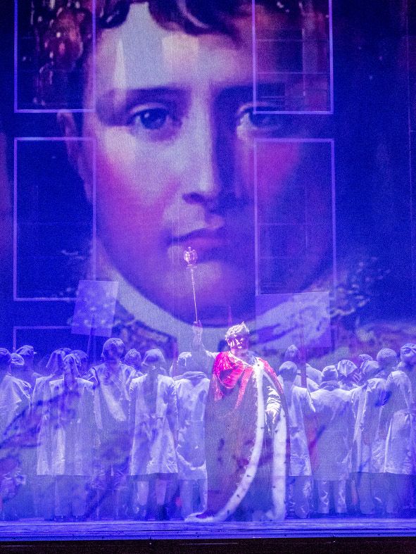  Tiroler Landestheater Innsbruck / Rienzi von Richard Wagner - hier : Rienzi im Machtwahn, Marc Heller, vor dem Abbild Napoleons © Tiroler Landestheater Innsbruck