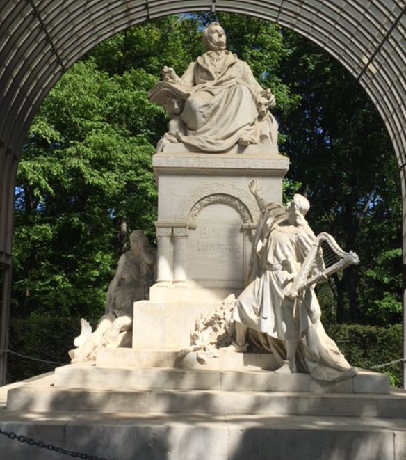 Richard Wagner Denkmal im Berliner Tiergarten, zu seinen Füßen Wolfram von Eschenbach © IOCO / Rainer Maass