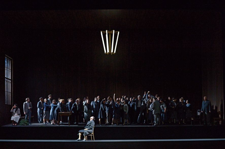 Oper Frankfurt / Norma -  hier :  Elza van den Heever als Norma, im Hintergrund Ensemble © Barbara Aumüller