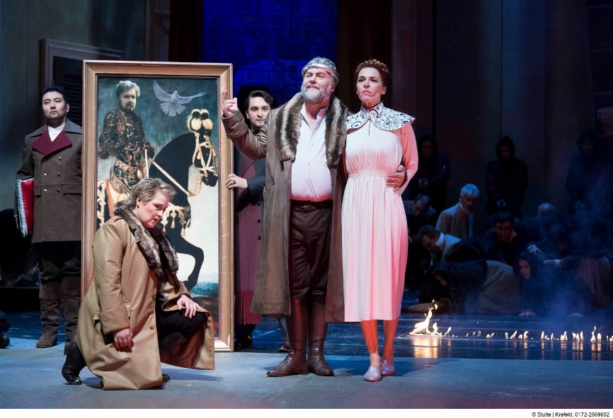 Theater Krefeld Mönchengladbach / Nabucco - hier : Nabucco, das Oberhaupt der Grossfamilie mit Abigaille und Fenena © Matthias Stutte