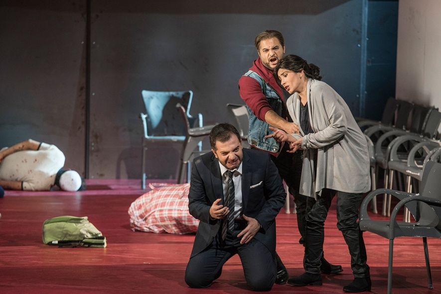 Aalto Theater Essen / Der Troubadour - Nikoloz Lagvilava (Graf von Luna), Gaston Rivero (Manrico) und Aurelia Florian (Leonora) © Karl Forster