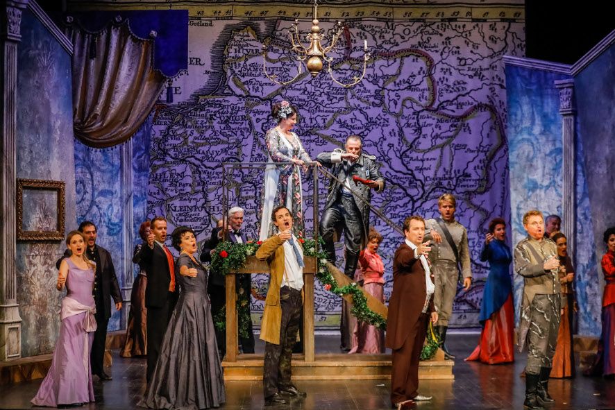 Stadttheater Baden bei Wien / Der Bettelstudent - hier : Ensemble, erhöht, Regina Riel als Laura, Jochen Schmeckenbecher als Ollendorf © www.christian-husar.com
