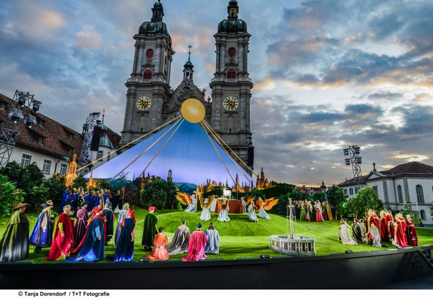 St. Galler Festspiele - Auf dem Klosterhof / Edgar von Giacomo Puccini hier Solisten, Statisterie und Chor © Tanja Dorendorf