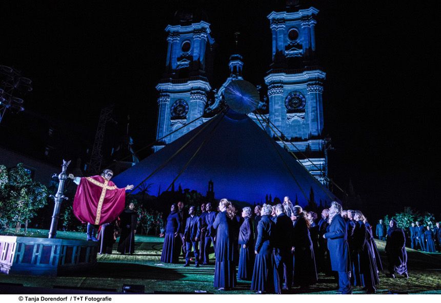 St. Galler Festspiele - Auf dem Klosterhof / Edgar von Giacomo Puccini hier Marcello Giordano als Edgar und das Volk © Tanja Dorendorf