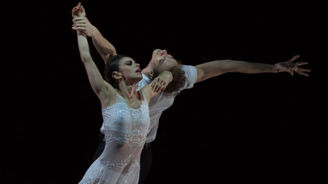 Deutsche Oper am Rhein / Schwanensee - hier : Marlúcia do Amaral als Odette und Marcos Menha als Siegfried © Gert Weigelt