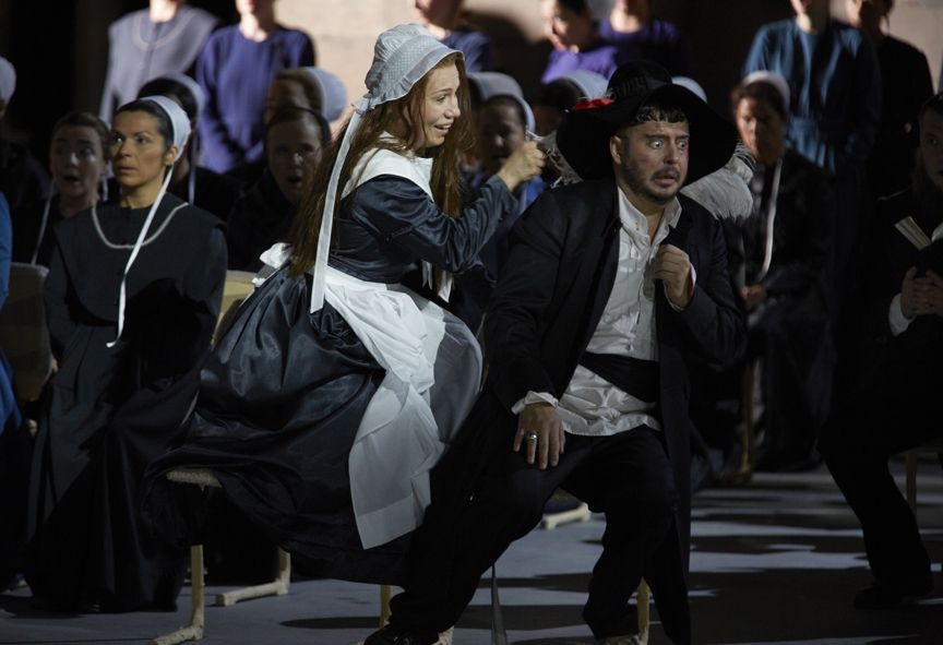 Oper Stúttgart / Die Puritaner - Ana Durlovski (Elvira), Gezim Myshketa (Sir Riccardo) und Mitgliedern des Staatsopernchors Stuttgart. © A.T. Schaefer 