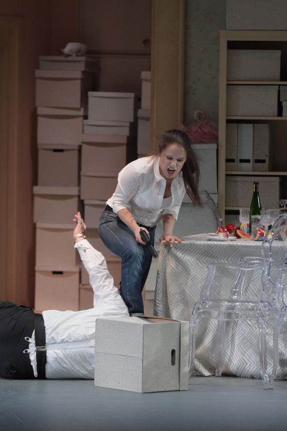 Aalto-Theater Essen / Salome - hier : Salome bedroht Herodes © Martin Kaufhold