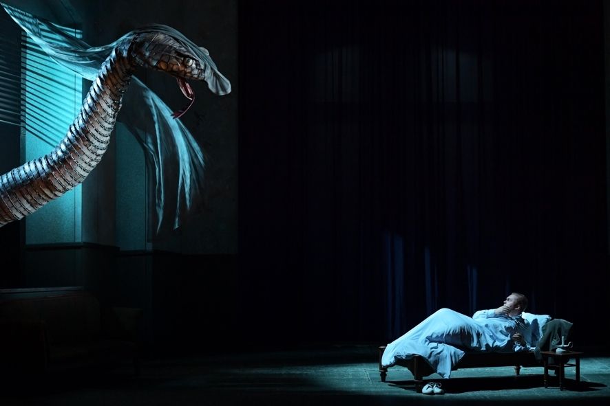 Oper Frankfurt / Die Zauberflöte -Matthew Swensen (Tamino) und die Schlange © Barbara Aumüller
