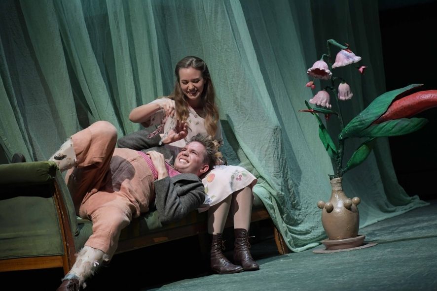 Oper Frankfurt / Die Zauberflöte - Iurii Samoilov (Papageno) und Angela Vallone (Pamina) © Barbara Aumüller
