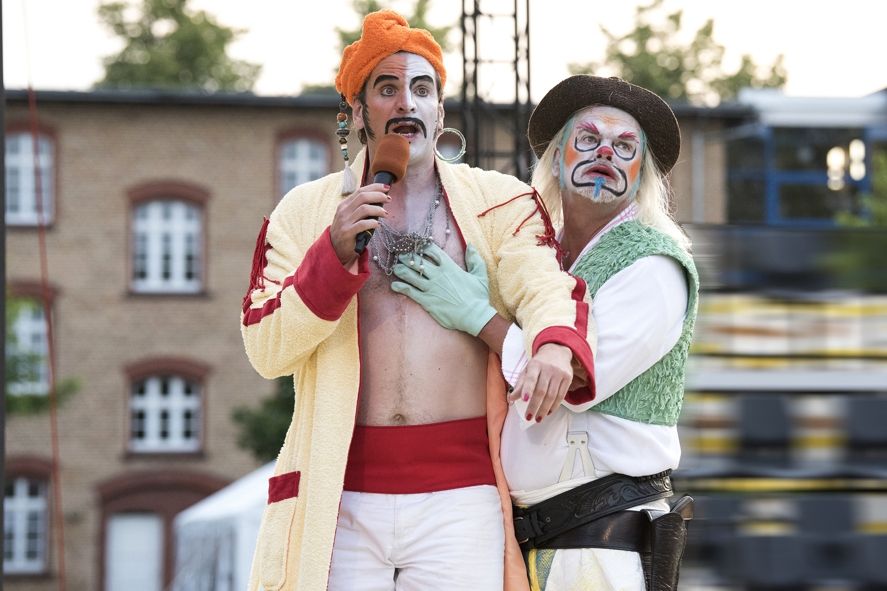 Staatstheater Cottbus /  KÖNIG KASPER KANN IMMER Theaterjahrmarkt im Kasernenhof von Albrecht Hirche Szenenfoto mit (v.l.n.r.): Gunnar Golkowski (Hermann von Eiscreme) und Lech Chébirthar (Clown Eddy) © Marlies Kross