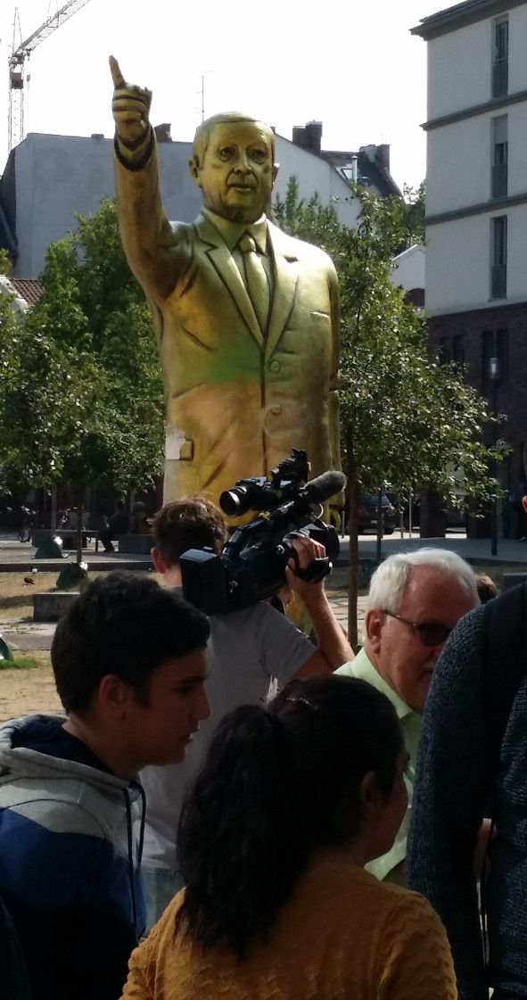 Erdogan Statue auf Wiesbaden Biennale Wiesbaden Biennale © IFreiberg